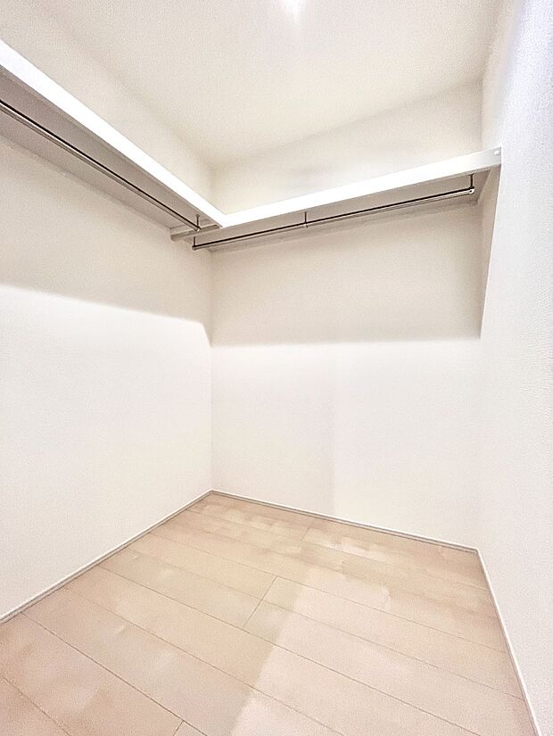 【その他設備(ファミリークローゼット)】家族みんなの共有物を収納するのに便利なファミリークローゼット