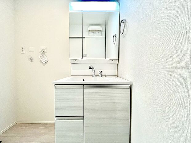 【洗面台・洗面所】大きく見やすい三面鏡で清潔感ある洗面台は、身だしなみチェックや肌のお手入れにおすすめです。