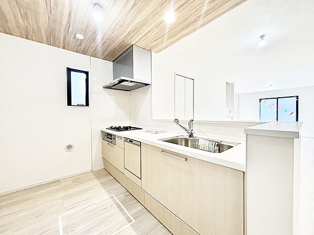 【ダイニングキッチン】料理をしながらでもご家族との会話を楽しめる対面キッチン