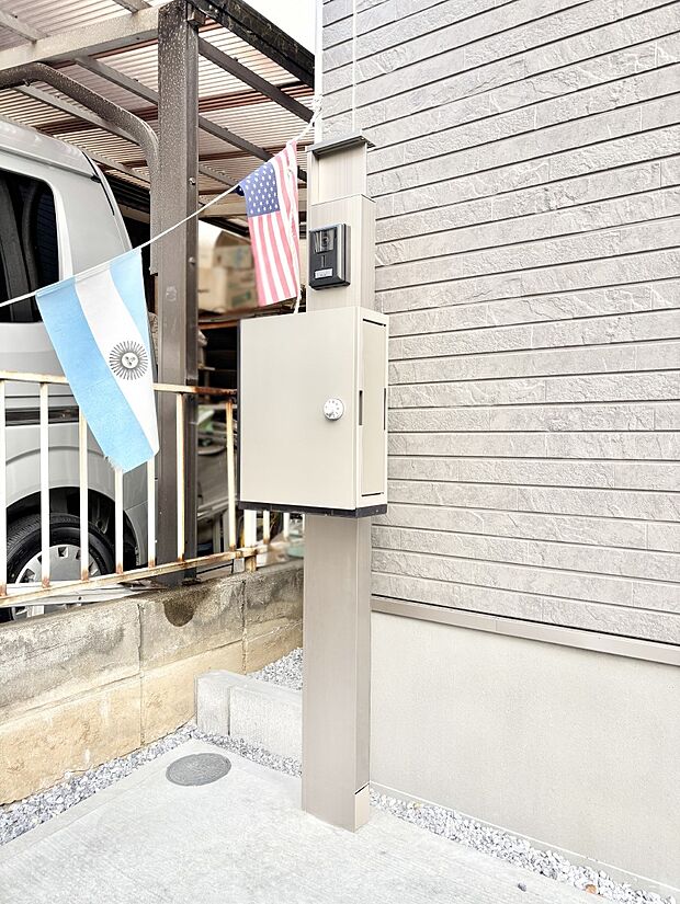 【その他現地】シンプルデザインのポスト。