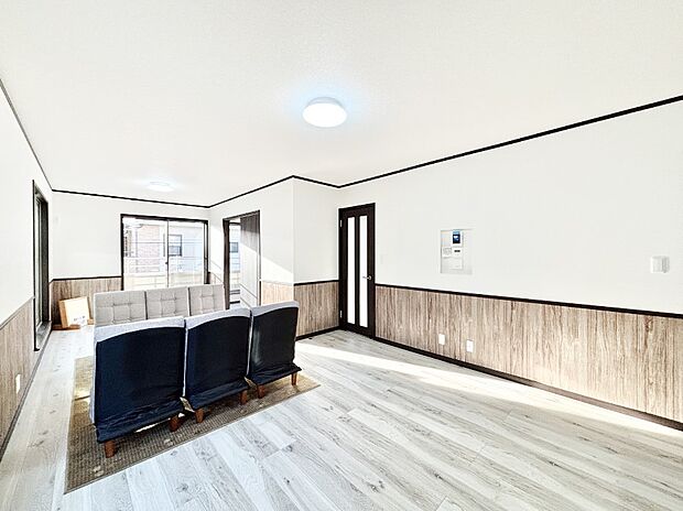 【ダイニング】明るい陽光が注ぎ、寛ぎの雰囲気に満たされるダイニング。