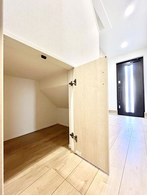 【その他設備(階段下収納)】日用品のストックや水などの備蓄に使える階段下収納。