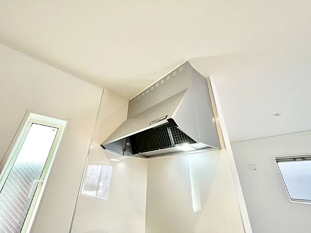 【冷暖房・空調設備(レンジフード)】フラットタイプのレンジフード、お手入れがしやすいですね！