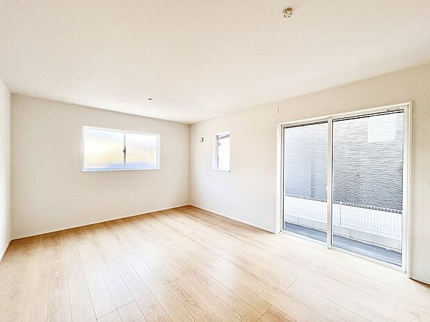 【リビングダイニング】大きな窓からたっぷりの陽光と風を感じられるリビング