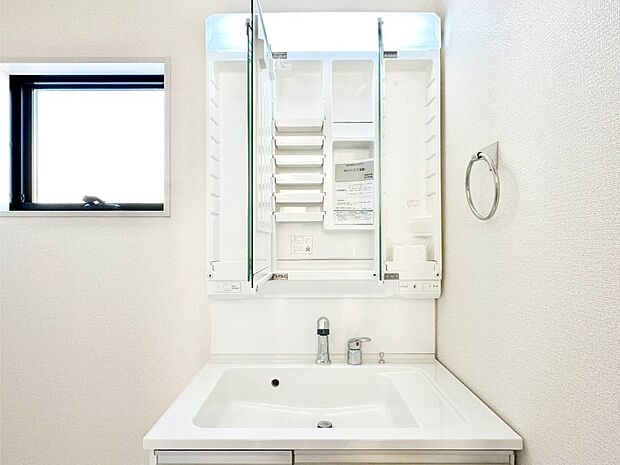 【その他設備(三面鏡裏収納)】三面鏡の裏に、化粧品や衛生用品などを収納可能。洗面台をすっきりと保ちます!