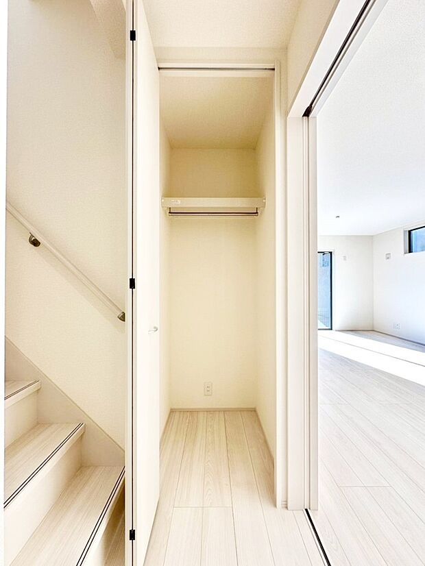 【その他設備(廊下収納)】掃除用具や生活雑貨の保管に便利な廊下収納