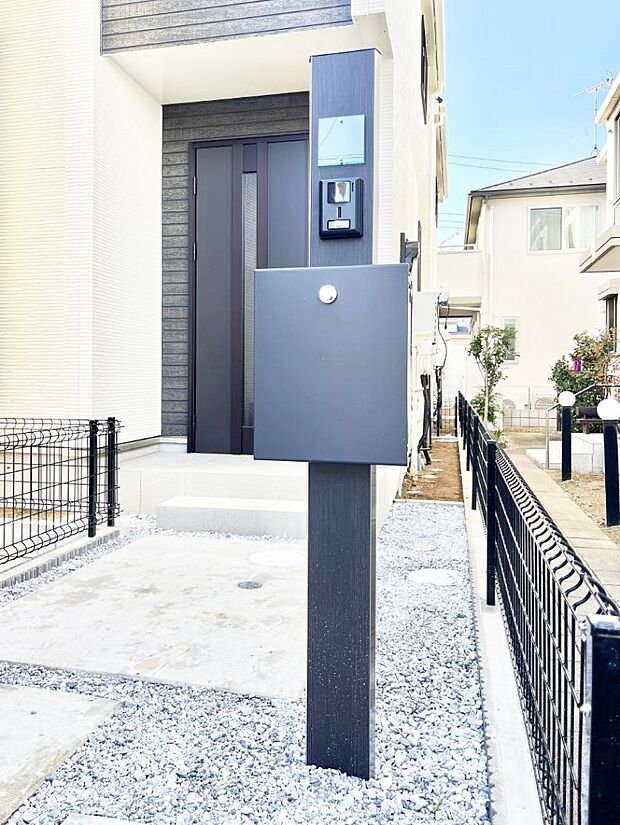 【その他現地】シンプルデザインのポスト。