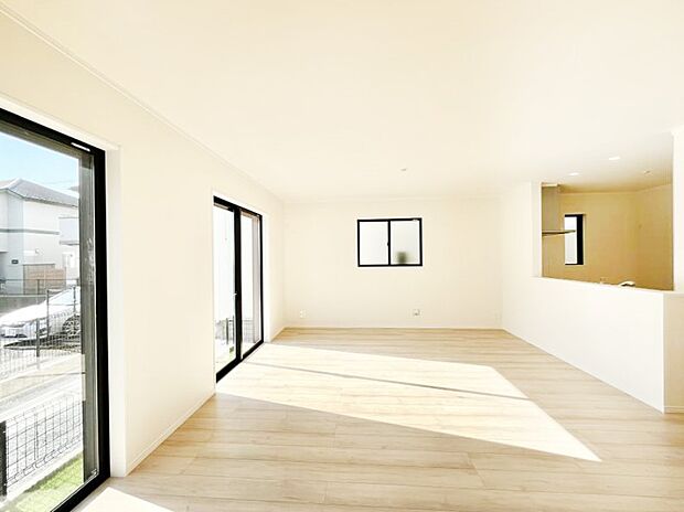 【ダイニング】家族の笑顔が自然と生まれてくる、そんな雰囲気のダイニングに仕上がっています。