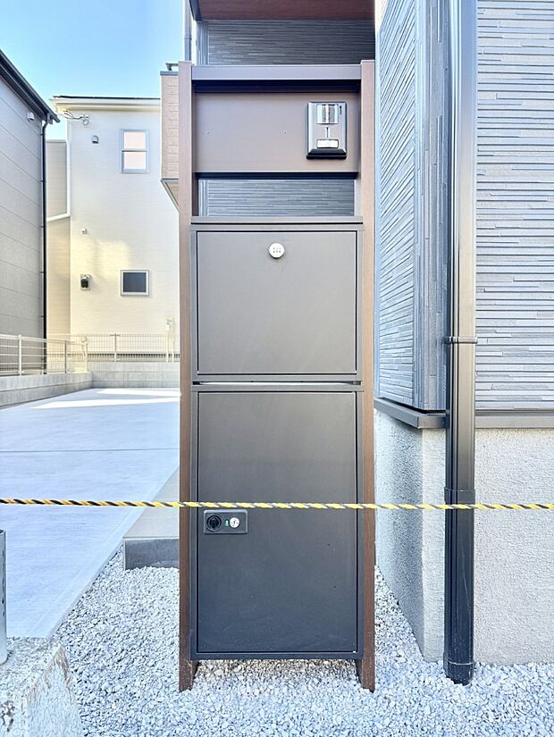 【その他現地】表札・インターホン・ポスト・宅配ＢＯＸをひとつに集約。エントランスになじむシンプルデザイン。