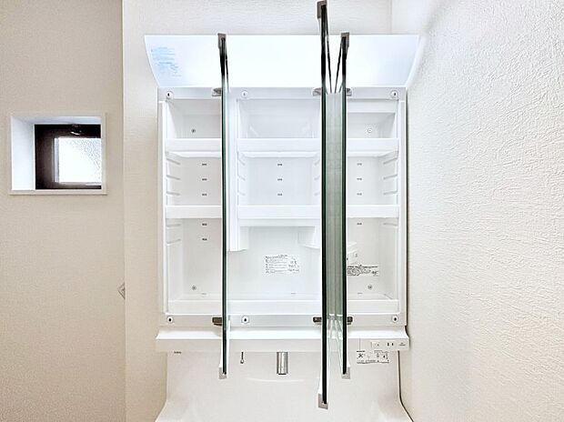 【その他設備(三面鏡裏収納)】三面鏡の裏に、化粧品や衛生用品などを収納可能。洗面台をすっきりと保ちます！