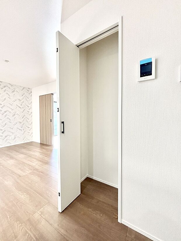 【その他設備(パントリー)】キッチンにはパントリー！食材のストックはもちろん、日用品の収納など使い方はいろいろ！