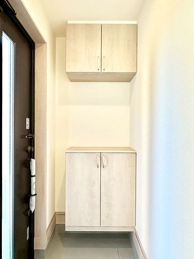 【その他設備(シューズボックス)】たっぷり収納できるシューズボックスで家族全員の靴も、玄関すっきり。