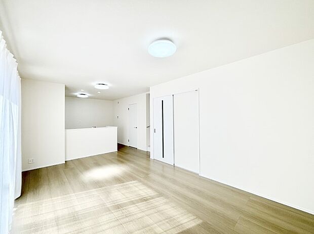 【リビングダイニング】明るい陽光が注ぎ、寛ぎの雰囲気に満たされるリビング・ダイニング。