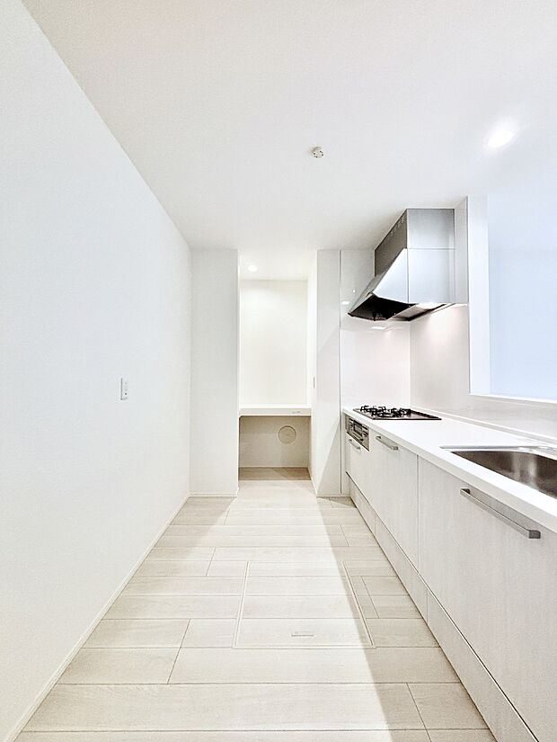 【ダイニングキッチン】大容量収納できるパントリー付きのシステムキッチン。