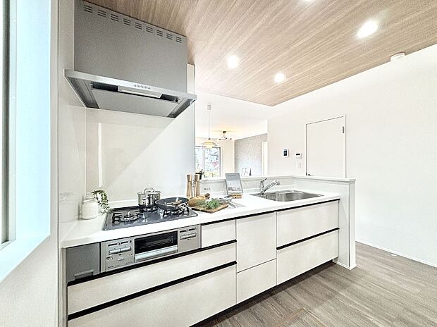 【ダイニングキッチン】料理をしながらでもご家族との会話を楽しめる対面キッチン