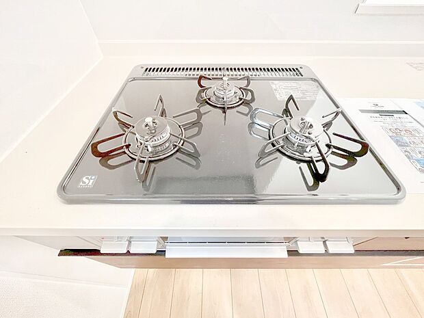 【その他設備(三ツ口コンロ)】三口ガスコンロでお料理が一気にはかどりそう。