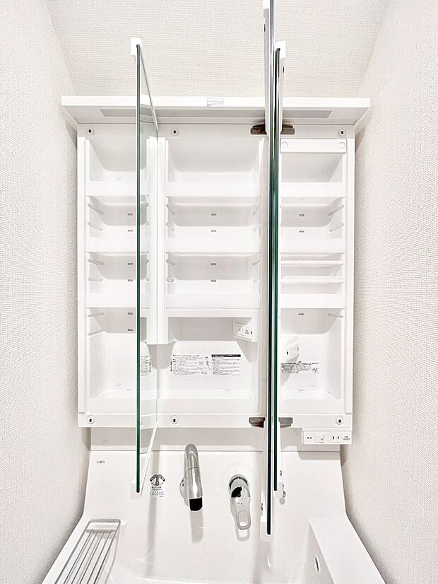 【その他設備(三面鏡裏収納)】三面鏡の裏に、化粧品や衛生用品などを収納可能。洗面台をすっきりと保ちます!