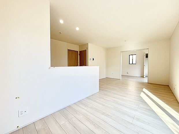 【ダイニング】シンプルなデザインなのでインテリアを考えるのも楽しみですね!