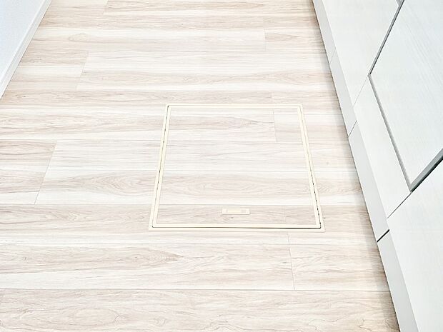 【その他設備(床下収納)】床下収納付き!日用品・非常用品の収納にも大活躍。