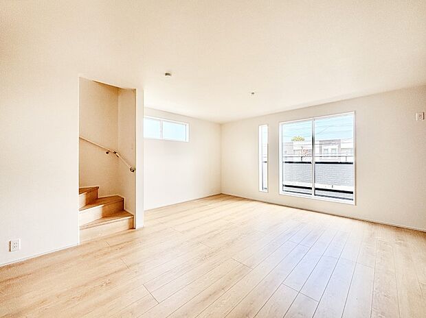 【ダイニング】2階のダイニングは外からの視線をシャットアウトして家族のプライバシーを守ります。