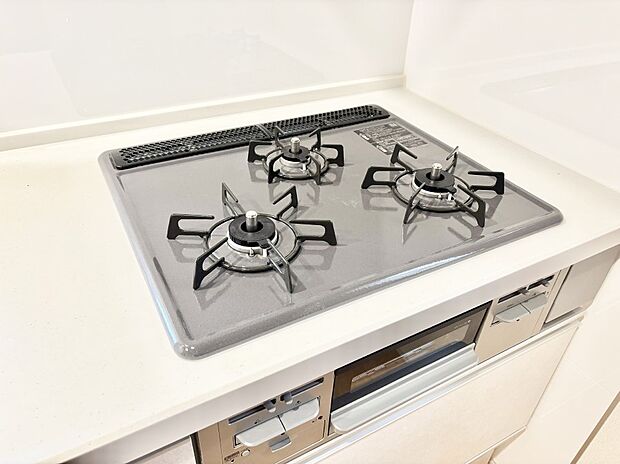 【その他設備(Ｓｉセンサーコンロ)】ガスコンロはＳｉセンサー搭載。火力調節や焦げ付き・消し忘れも防いでくれます。