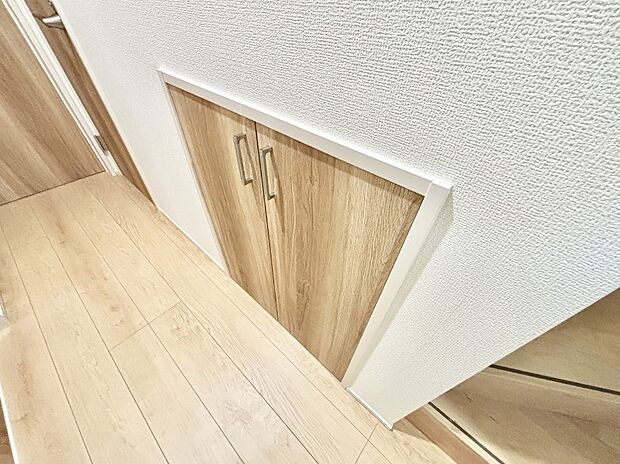 【その他設備(階段下収納)】日用品のストックや水などの備蓄に使える階段下収納。