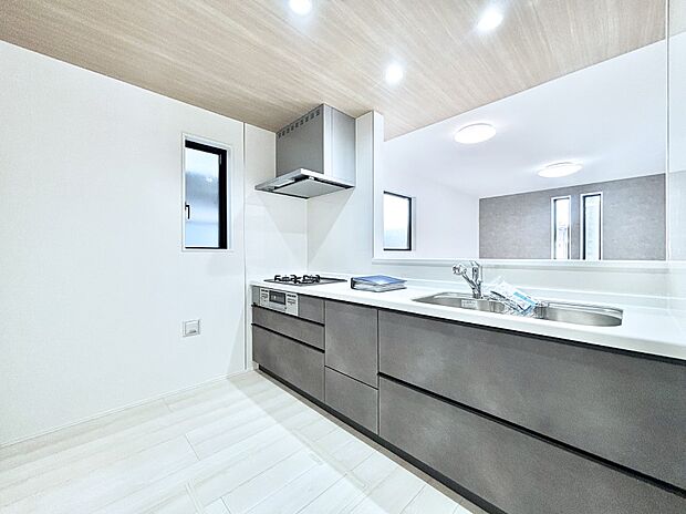 【ダイニングキッチン】ポップアップ天井が素敵なキッチン!窓があるので採光もとれ換気にも役立ちます。