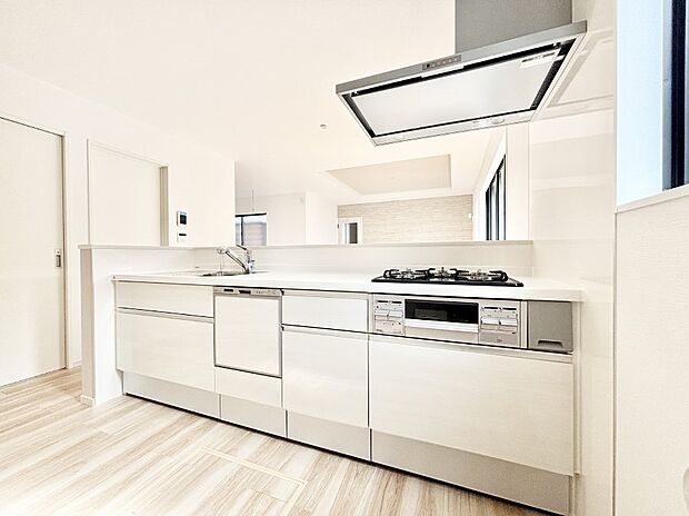 【ダイニングキッチン】料理をしながらご家族との会話を楽しめる対面カウンターキッチン