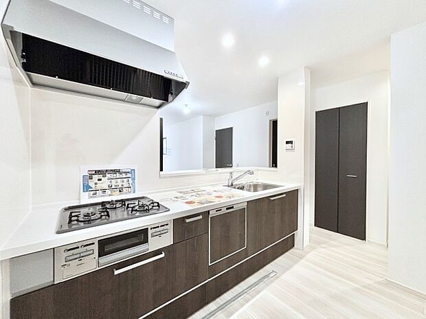 【ダイニングキッチン】リビングで遊ぶお子様を見守りながらお料理ができる対面キッチン。