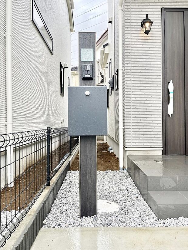 【その他現地】シンプルデザインのポスト。