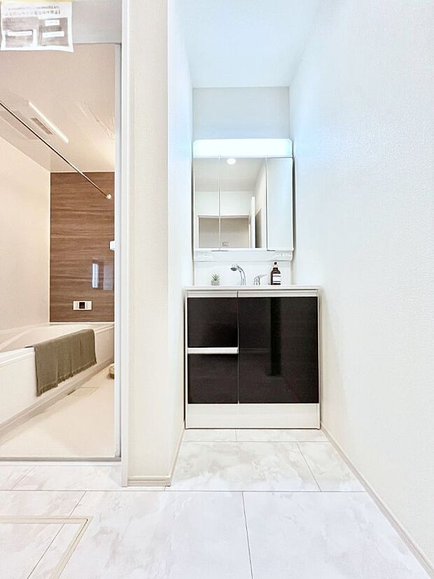 【洗面台・洗面所】清潔感のある快適空間です。毎日の身支度も気持ち良くお使い頂けます。