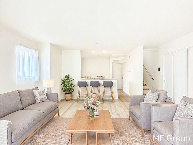 【リビング】家族の和やかな会話が聞こえてきそう。開放感のあるリビングです。※家具はCGです