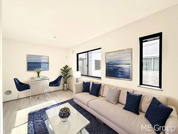 【リビング】ご家族の賑やかな話し声で包まれる明るいリビング ※家具はCGです