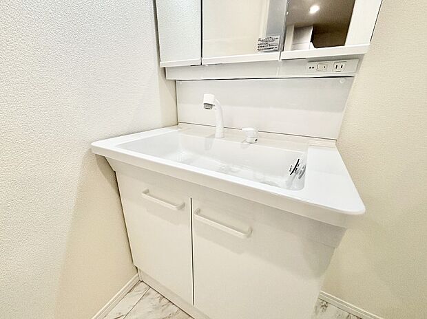 【その他設備(シャワー水栓)】ハンドシャワー付き!使いやすい洗面台。