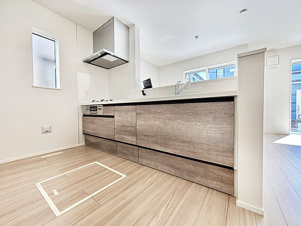 【ダイニングキッチン】料理をしながらでもご家族との会話を楽しめる対面キッチン