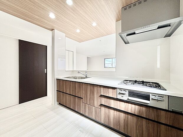 【ダイニングキッチン】料理をしながらでもご家族との会話を楽しめる対面キッチン