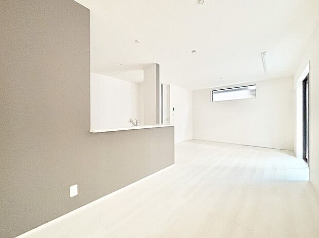 【ダイニング】明るい陽光が注ぎ、寛ぎの雰囲気に満たされるダイニング。   