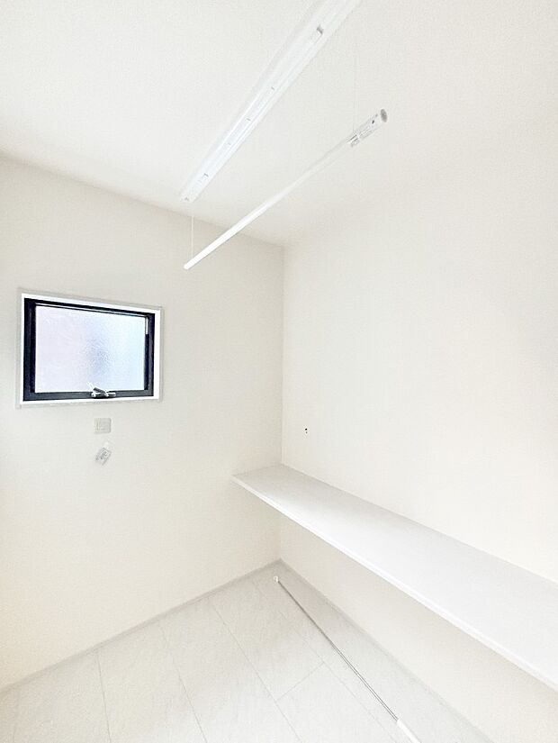 【その他設備(室内物干し)】あると便利な室内物干し。梅雨や花粉の時期に大活躍します！