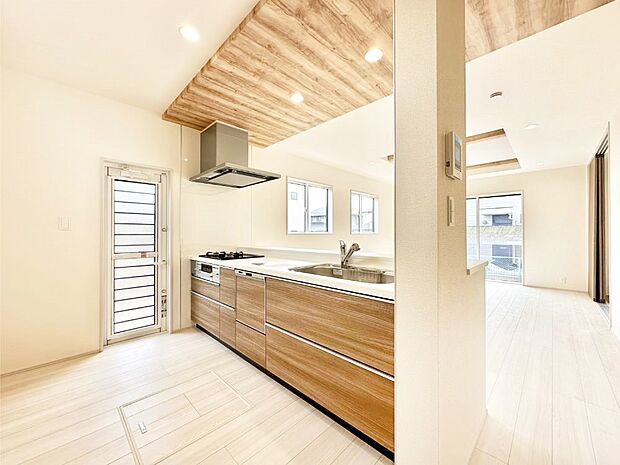 【ダイニングキッチン】料理をしながらでもご家族との会話を楽しめる対面キッチン