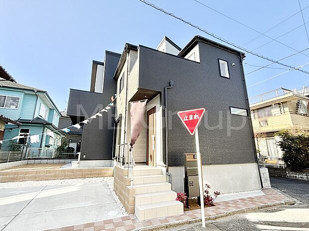 【現地外観写真】上質感あふれる外観デザイン。魅力の住まいを実現。