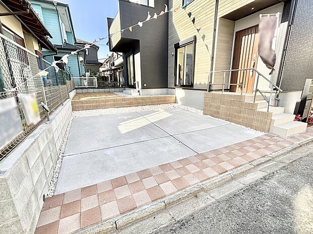 【駐車場】駐車2台可能!急なお客様の駐車に。また、ご家族の自転車スペースとしても大活躍。