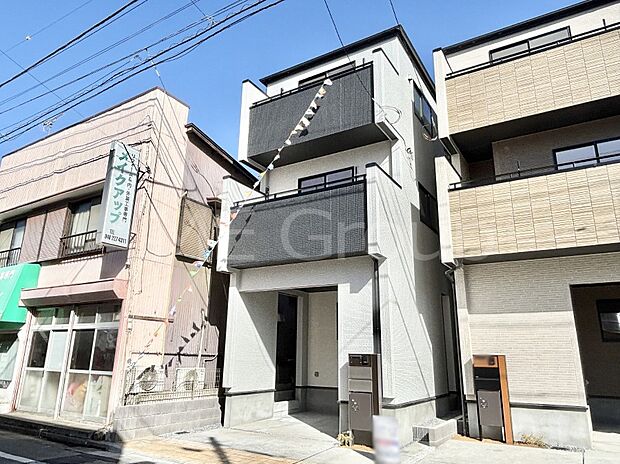 【現地外観写真】たっぷりの陽光と開放感に包まれる明るい住まい