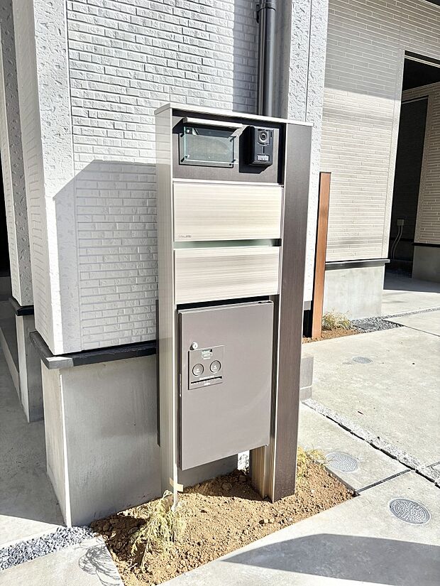 【その他現地】表札・インターホン・ポスト・宅配ＢＯＸをひとつに集約。エントランスになじむシンプルデザイン。