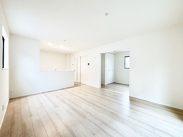 【リビングダイニング】隣接の洋室を開放すればさらに広々空間に