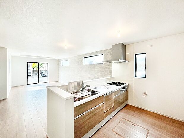 【ダイニングキッチン】料理をしながらでもご家族との会話を楽しめる対面キッチン