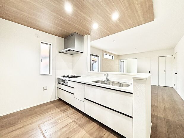 【ダイニングキッチン】料理をしながらでもご家族との会話を楽しめる対面キッチン