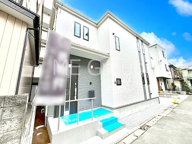 【現地外観写真】暮らしやすさと居心地の良さにこだわったシンプルで飽きのこないデザイン ！