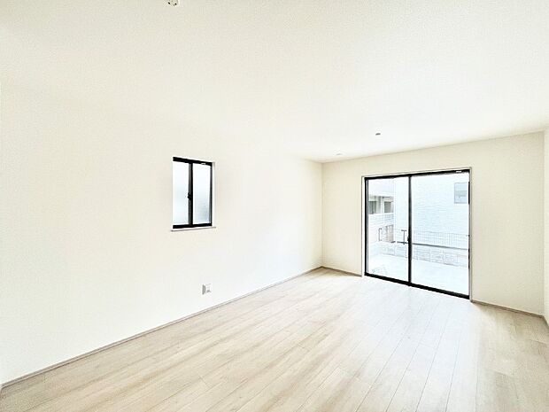 【ダイニング】明るい陽光が注ぎ、寛ぎの雰囲気に満たされるダイニング。   