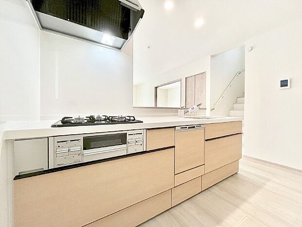 【ダイニングキッチン】料理をしながらでもご家族との会話を楽しめる対面キッチン