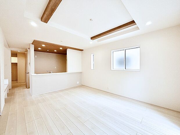 【ダイニング】折り上げ天井は立体的な奥行きがあるので、天井が広く見えて開放的な空間を演出できます。